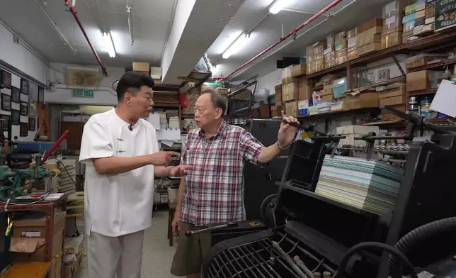 梁師傅介紹1958年購入的半自動型活字印刷機。