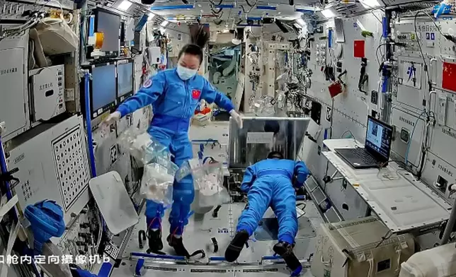 三名航天員的「太空出差」即將踏入第三個月，各項任務目前正有條不紊地推進。微博影片截圖
