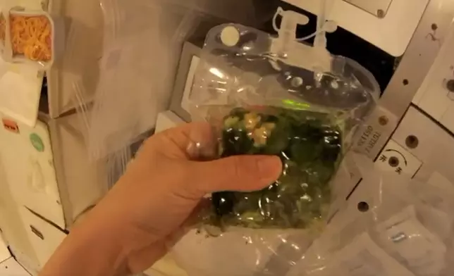 從視頻畫面可見，黎家盈在忙碌過後品嘗太空美食，一邊進食補充體力，一邊放鬆身心。微博影片截圖