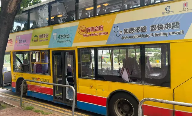 巴士車身損毀。張偉楠FB