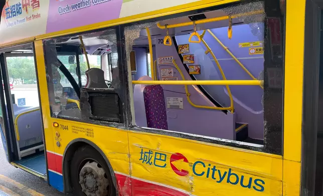 巴士車身損毀。彭兆基FB