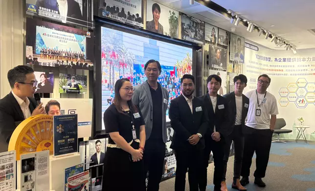 黃遠豐與中心孵化企業的負責人。巴士的報記者攝