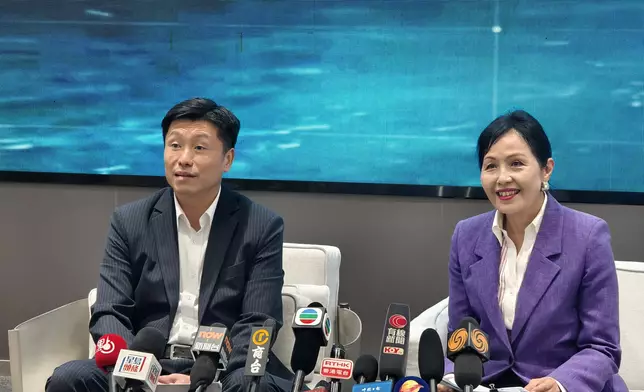 謝振中（左）與陳清霞（右）接受訪問。巴士的報記者攝