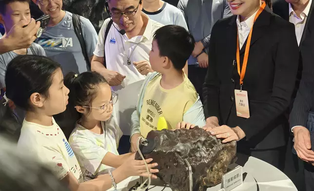 鄺美雲與小朋友親手摸價值千萬隕石。巴士的報記者攝