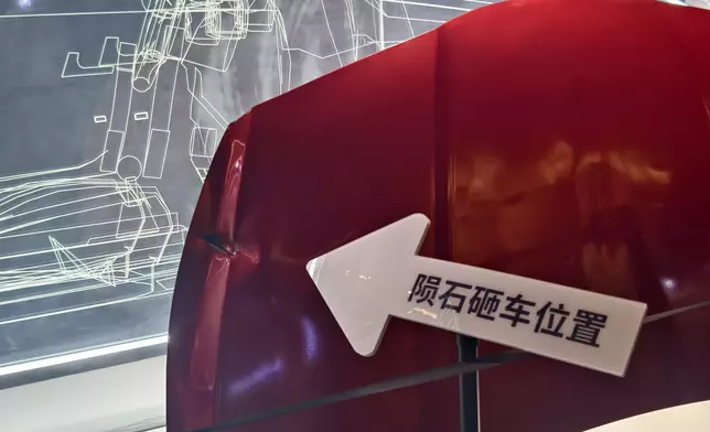 館方購入新疆和田遭隕石撞擊的實物汽車。巴士的報記者攝
