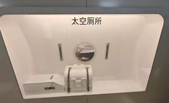 海南航天神舟科技館內展示的太空廁所。巴士的報記者攝