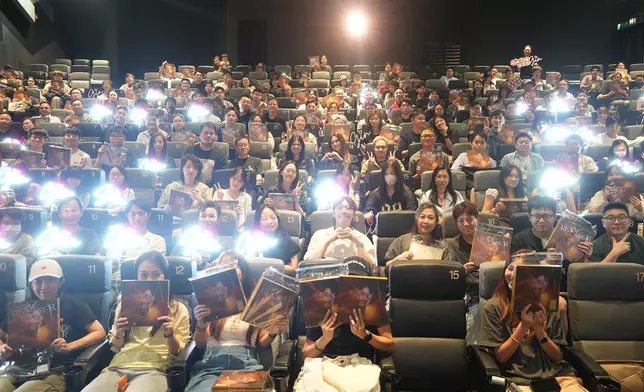 跟一班「GLFC」歌迷提早慶祝生日。