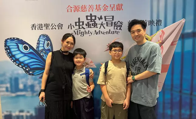 《中年好聲音》魏嘉信一家四口開心觀賞《小虫蟲大冒險》。
