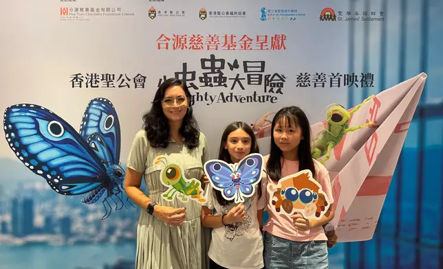 名模 Ana R.與大女兒Maya（中）及女兒的同學前來欣賞《小虫蟲大冒險》。