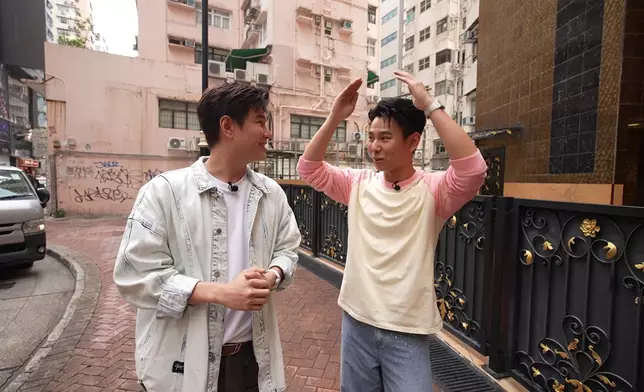 與辰帶行仔到尖沙嘴食韓式炸雞。