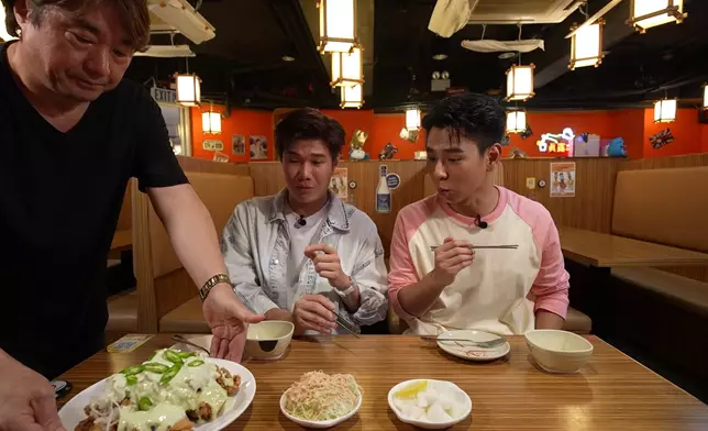與辰帶行仔到尖沙嘴食韓式炸雞。