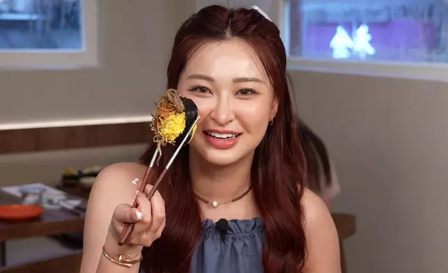 Gillian自認口大，但一口仍吃不下一舊飯卷。