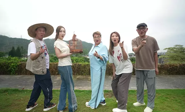 五人齊聲高呼：「你哋都喺度？」