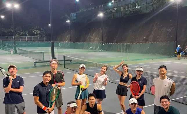 Tony與一班演藝界好友組成「中國香港藝人網球聯盟」（A TEAM）。