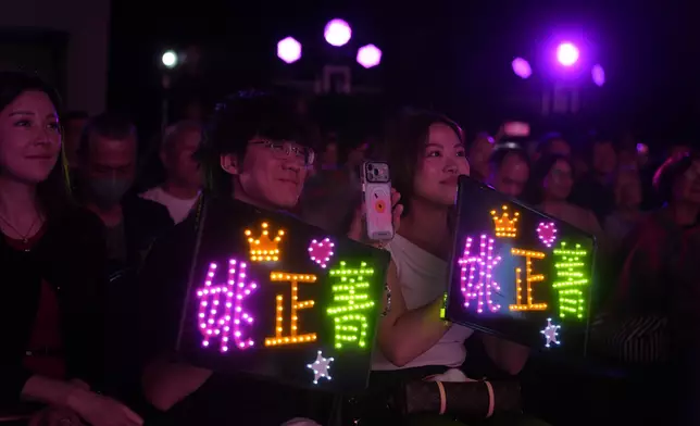 寶玉為菁菁自製Fans牌。