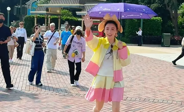 她一身休閒打扮戴頭箍現身，毫無架子。