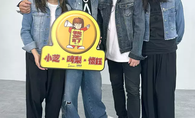 三位主持齊齊穿上華Dee牛仔褸現身，原來27年前他們已以此造型拍攝宣傳照，與華仔夾晒衫。