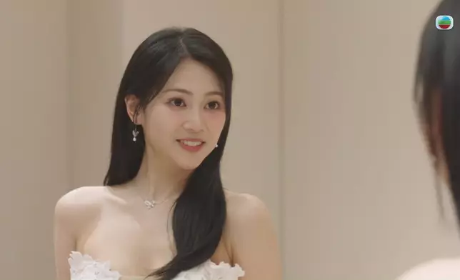 郭柏妍穿上性感婚紗，獲網民封「最美新娘」。