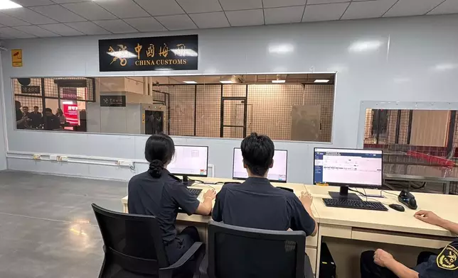 先行先試區內海關檢查貨物分揀。巴士的報記者攝