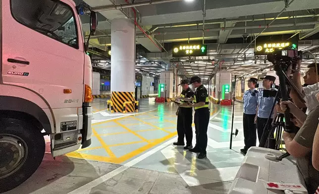 載有「首單首飛」貨物的大貨車到達橫琴口岸，接受海關檢查。巴士的報記者攝