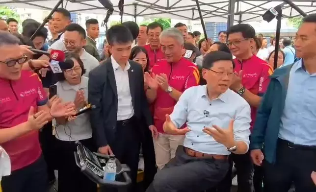 李家超表示，平時也想做運動，但礙於時間較少，又指當局有推動香港體育普及化及多元化。巴士的報記者攝