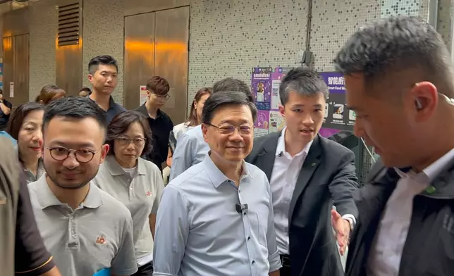 李家超先到元盛樓逗留約20分鐘，之後落樓與其他街坊傾談。巴士的報記者攝