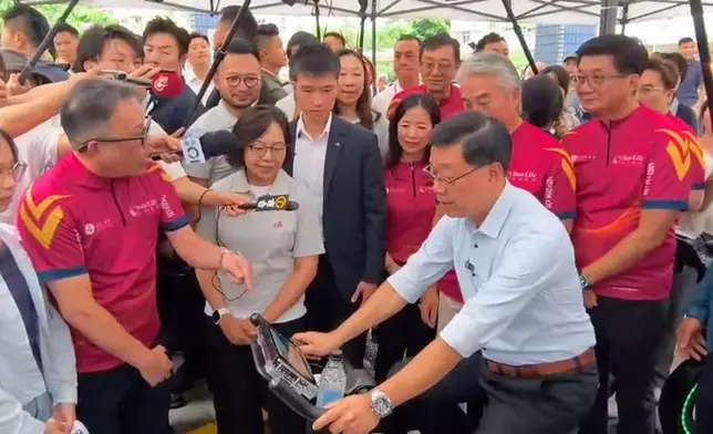李家超更親身試踏健身單車。巴士的報記者攝