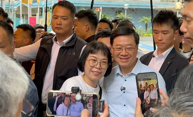有市民上前與特首合照，亦有街坊希望李家超為民請命。巴士的報記者攝