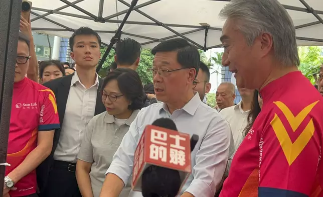 李家超提到地區康健中心提供全面基層醫療服務，期間亦叮囑街坊多做運動。巴士的報記者攝