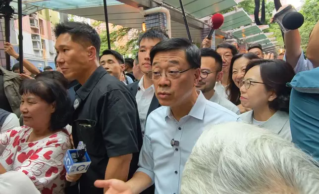 有市民上前與特首合照，亦有街坊希望李家超為民請命。巴士的報記者攝