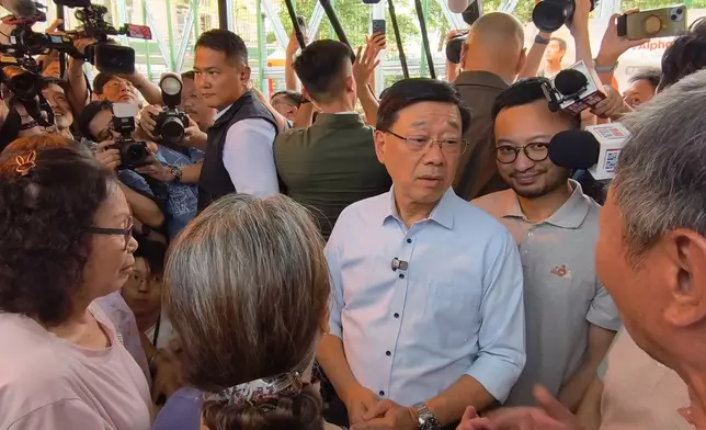 有市民上前與特首合照，亦有街坊希望李家超為民請命。巴士的報記者攝
