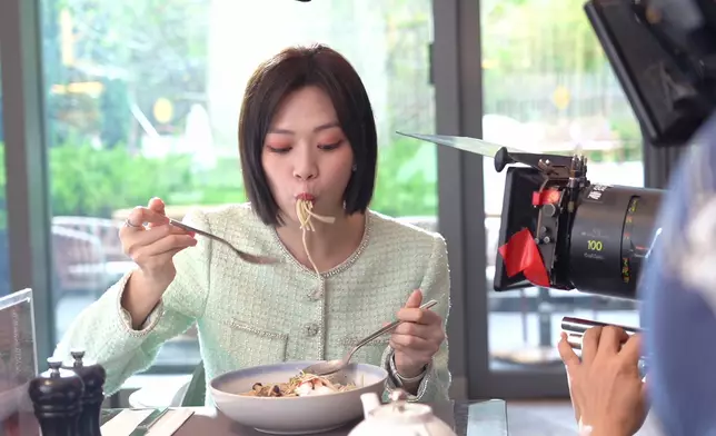 游游食唔停口。