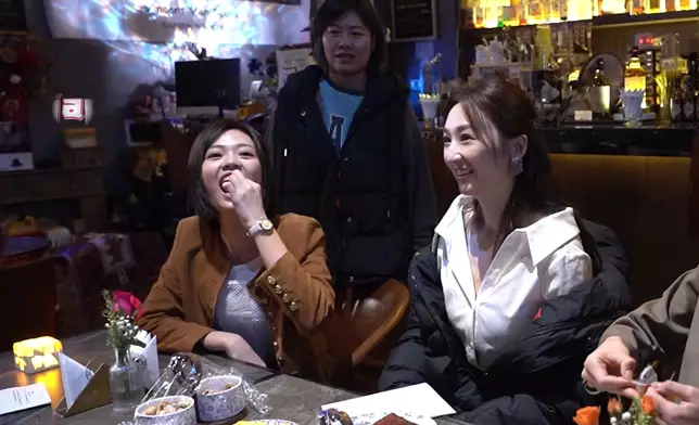 游游狂掃枱上小食，工作人員忍唔住出聲。