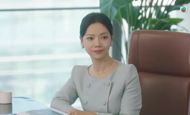 陳熹潼原本笑笑口聽鄧智堅講解廣告構思。