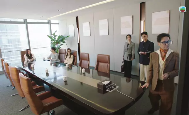 陳熹潼原本笑笑口聽鄧智堅講解廣告構思。