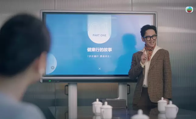但一聽到情敵個名，即時變臉兼撥開枱上的咖啡杯。