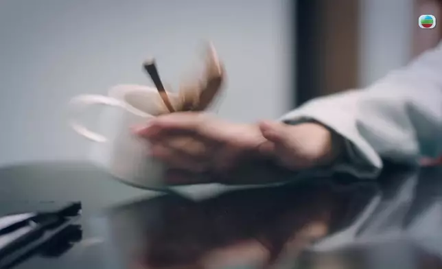 但一聽到情敵個名，即時變臉兼撥開枱上的咖啡杯。