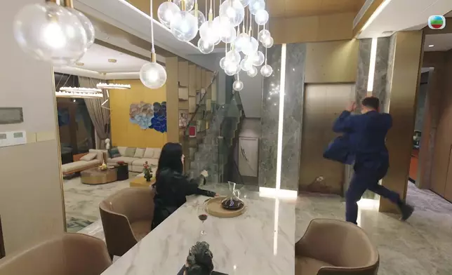 黃智賢返到屋企，被陳熹潼掟杯。