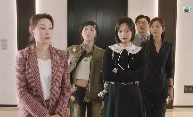 何沛珈被楊卓娜等好姊妹誤會係反骨女。