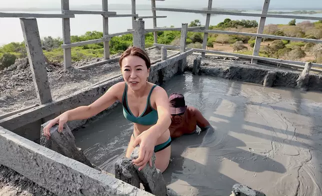 Christy浸泥漿浴好舒服喎！