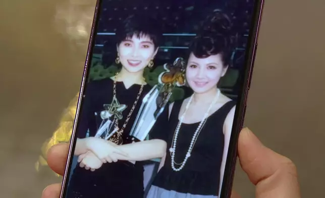 婉婉自嘲當年自己個妝好濃。