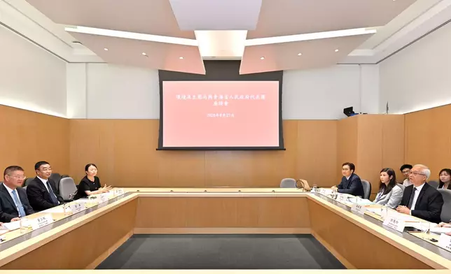 環境及生態局與青海省生態環境廳簽署《關於生態環境領域的合作安排》。圖示環境及生態局局長謝展寰（右二）和青海省人民政府副省長劉濤（左二）在簽署儀式前就兩地環保生態合作進行座談交流。政府新聞處圖片