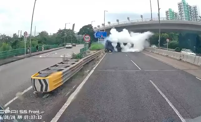 葵涌道星期五（8月28日）早上發生交通意外。網上影片截圖