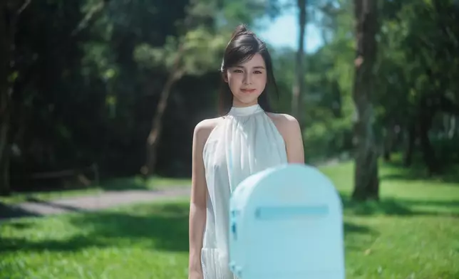 Chantel將象徵希望的羽毛送給他們，傳遞正能量。