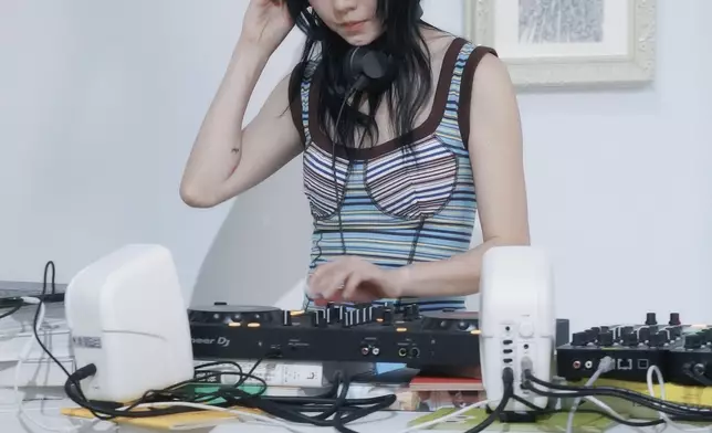 她為KYOTARO個展《宿畫》擔任開幕DJ，並策劃專屬歌單。