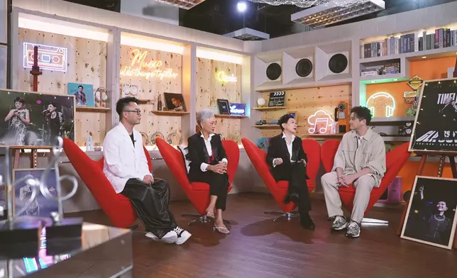 Johnny Yim（左起）、葉麗儀、陳潔靈一齊合作開演唱會。