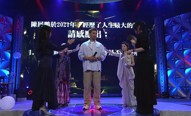 4位黑先知圍住陳展鵬做感應，呢個畫面幾有新鮮感同記憶點。