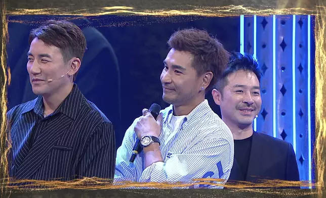 展鵬一邊聽答案，一邊係咁揚眉同微笑。