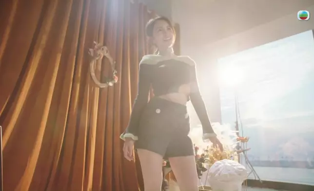 在光線照射下，陳若思似發出「女神光」。