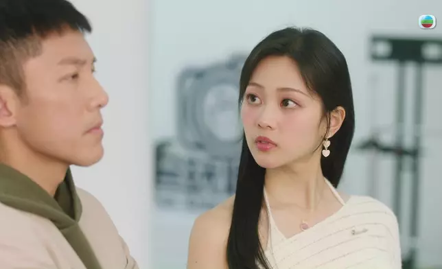 張頴康睇到眼都唔眨，被郭柏妍睥實都唔知。